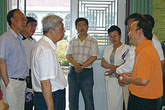 原國家文物局局長張文彬先生在參觀宇達后與總經(jīng)理衛(wèi)恩科交流